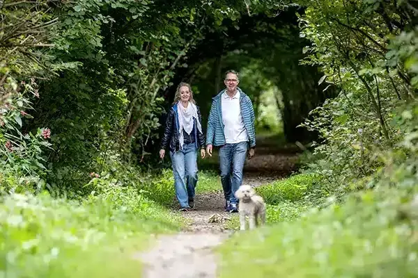 Alice Battlogg und Markus Watzenegger beim Spaziergang mit Hund