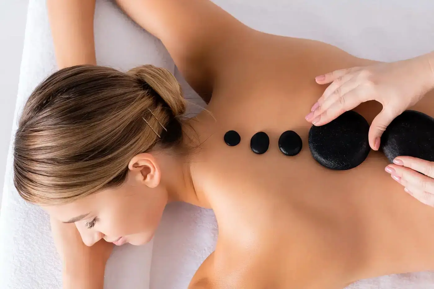 Hot-Stone-Massage mit warmen Lavasteinen
