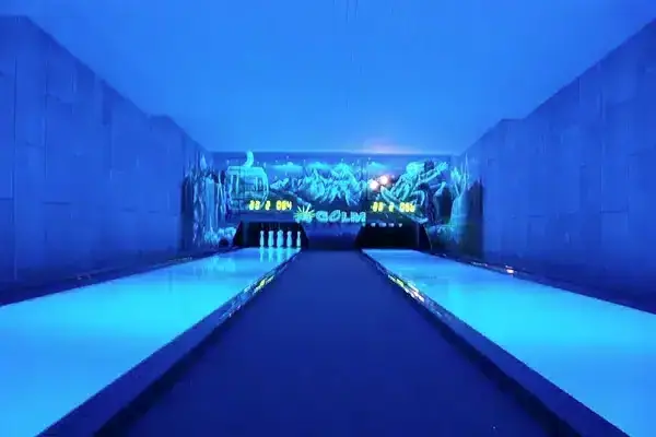 Moonlight-Kegelbahn mit blauem Neonlicht