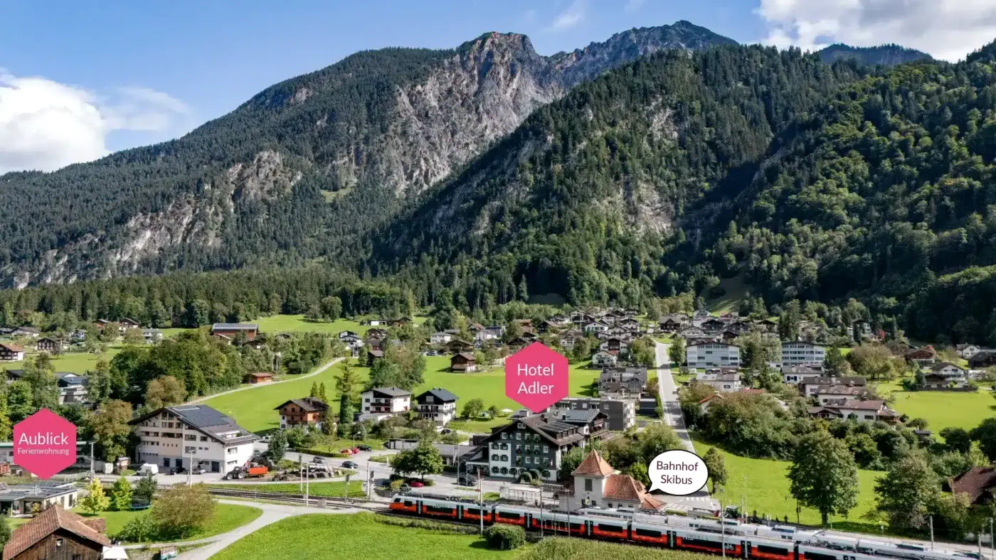 Luftbild von St. Anton im Montafon mit Hotel Adler, Bahnhof und Ferienwohnung Aublick